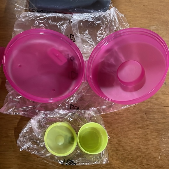 TUPPERWARE Mini Salad Keeper w/ dressing topping keeper & FREE Bonus Tote bag!!! - Picture 5 of 11